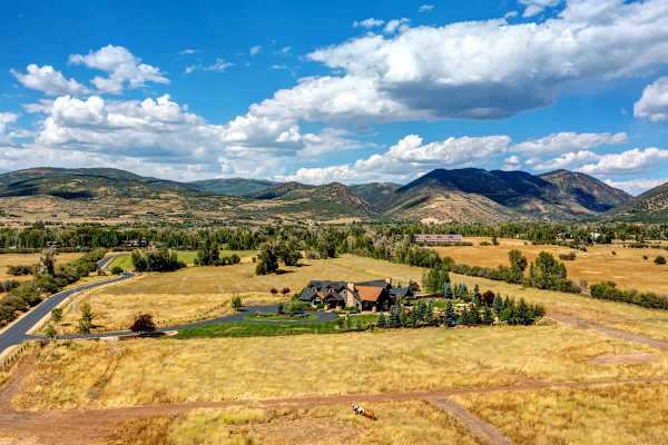 Abode at Journey's End, hot tub, fire pit, lake access, estate