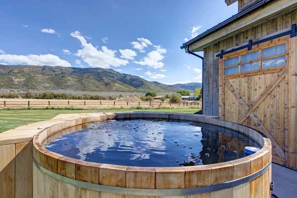 Abode at Journey's End, hot tub, fire pit, lake access, estate