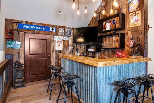 Abode at Journey's End, hot tub, fire pit, lake access, estate