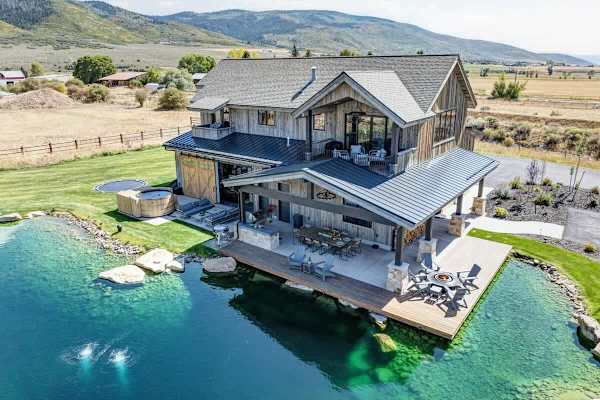 Abode at Journey's End, hot tub, fire pit, lake access, estate
