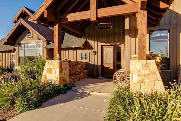 Abode at Journey's End, hot tub, fire pit, lake access, estate