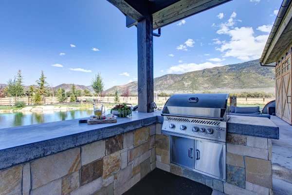 Abode at Journey's End, hot tub, fire pit, lake access, estate