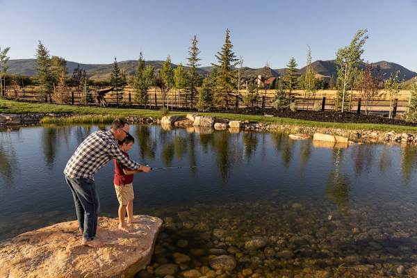 Abode at Journey's End, hot tub, fire pit, lake access, estate