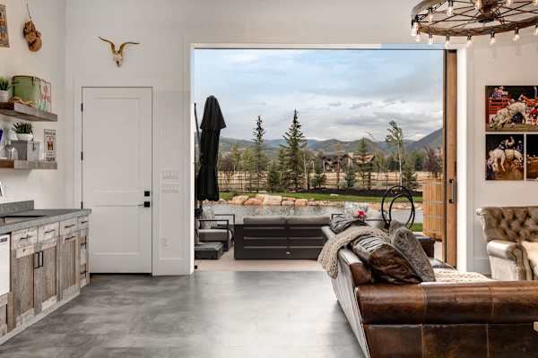 Abode at Journey's End, hot tub, fire pit, lake access, estate