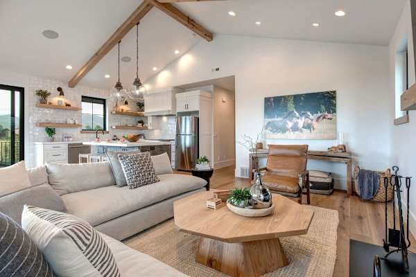 Abode at Journey's End, hot tub, fire pit, lake access, estate