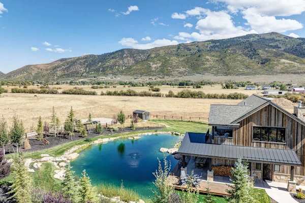 Abode at Journey's End, hot tub, fire pit, lake access, estate