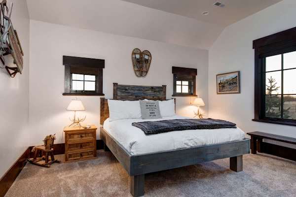 Abode at Journey's End, hot tub, fire pit, lake access, estate