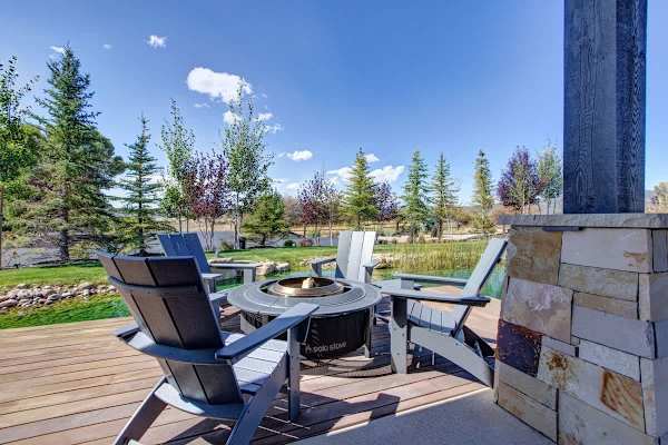 Abode at Journey's End, hot tub, fire pit, lake access, estate
