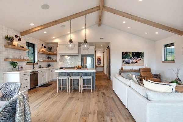 Abode at Journey's End, hot tub, fire pit, lake access, estate