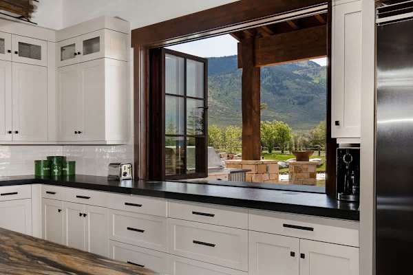 Abode at Journey's End, hot tub, fire pit, lake access, estate
