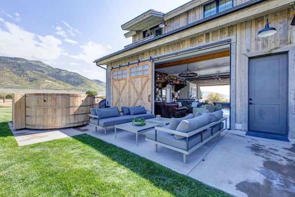 Abode at Journey's End, hot tub, fire pit, lake access, estate