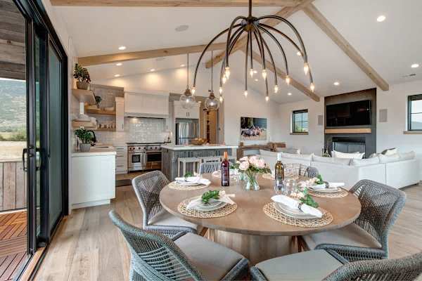 Abode at Journey's End, hot tub, fire pit, lake access, estate