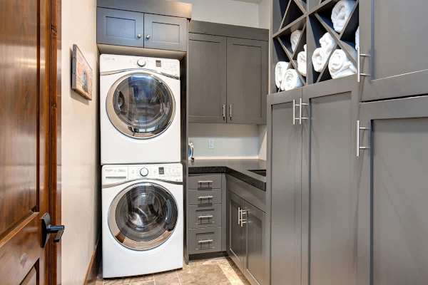 Abode at Journey's End, hot tub, fire pit, lake access, estate