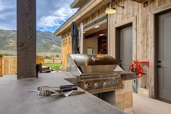 Abode at Journey's End, hot tub, fire pit, lake access, estate