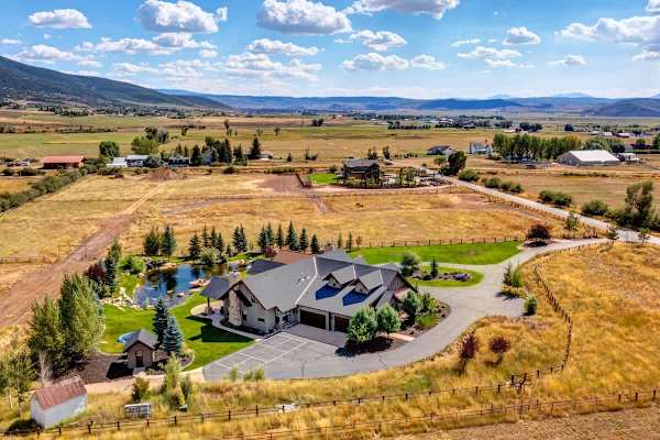 Abode at Journey's End, hot tub, fire pit, lake access, estate