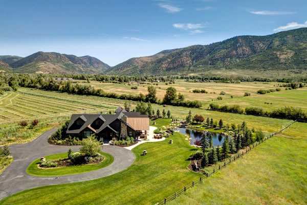 Abode at Journey's End, hot tub, fire pit, lake access, estate