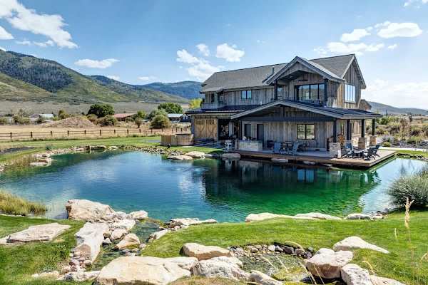 Abode at Journey's End, hot tub, fire pit, lake access, estate