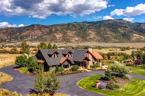Abode at Journey's End, hot tub, fire pit, lake access, estate