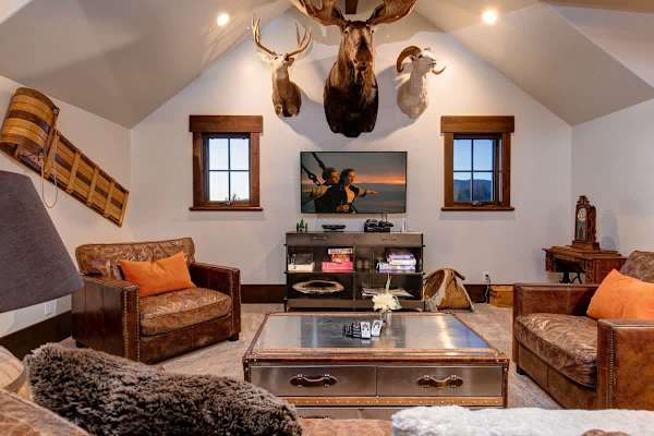 Abode at Journey's End, hot tub, fire pit, lake access, estate