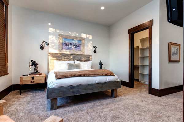 Abode at Journey's End, hot tub, fire pit, lake access, estate