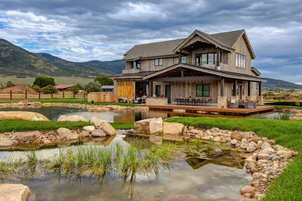 Abode at Journey's End, hot tub, fire pit, lake access, estate