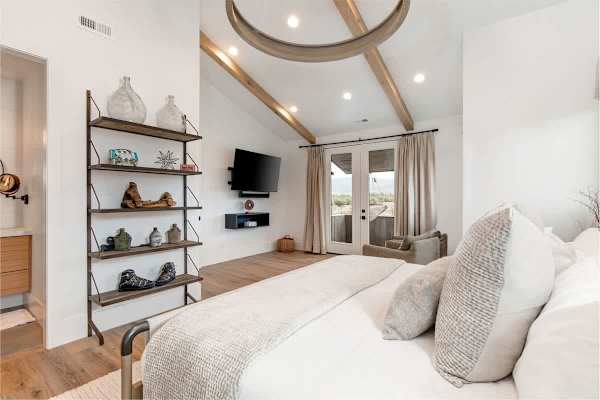 Abode at Journey's End, hot tub, fire pit, lake access, estate
