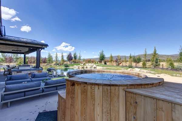 Abode at Journey's End, hot tub, fire pit, lake access, estate