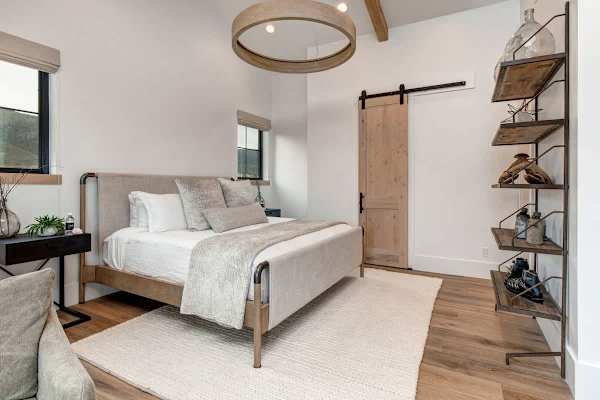 Abode at Journey's End, hot tub, fire pit, lake access, estate