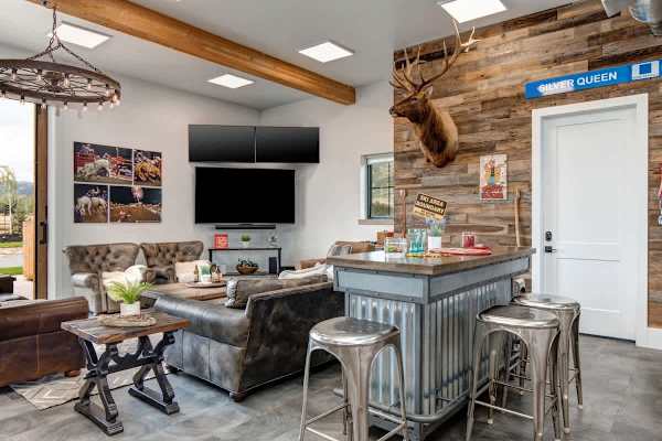 Abode at Journey's End, hot tub, fire pit, lake access, estate