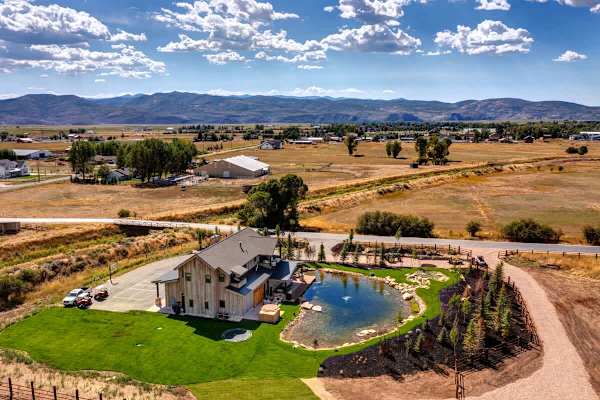 Abode at Journey's End, hot tub, fire pit, lake access, estate