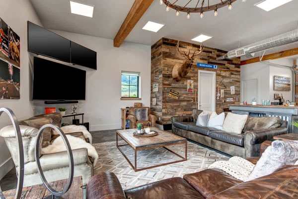Abode at Journey's End, hot tub, fire pit, lake access, estate