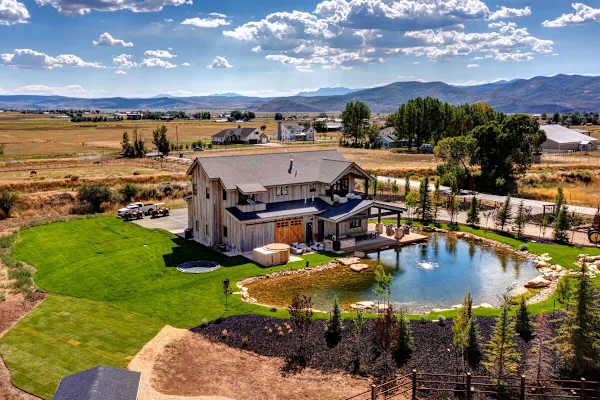 Abode at Journey's End, hot tub, fire pit, lake access, estate
