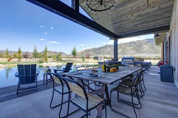 Abode at Journey's End, hot tub, fire pit, lake access, estate