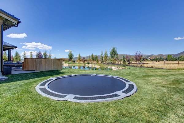 Abode at Journey's End, hot tub, fire pit, lake access, estate