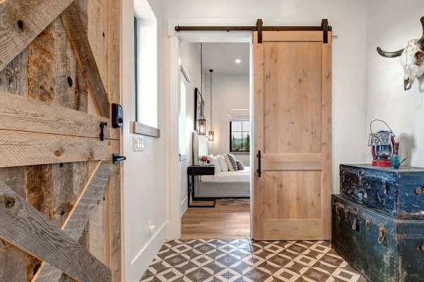 Abode at Journey's End, hot tub, fire pit, lake access, estate