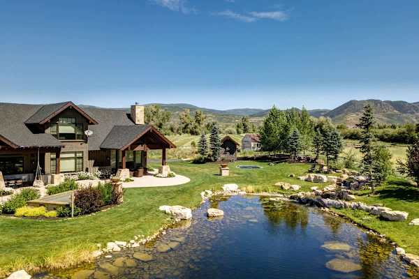 Abode at Journey's End, hot tub, fire pit, lake access, estate