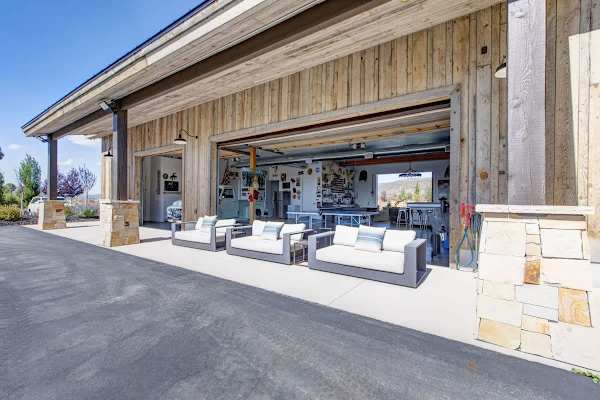 Abode at Journey's End, hot tub, fire pit, lake access, estate
