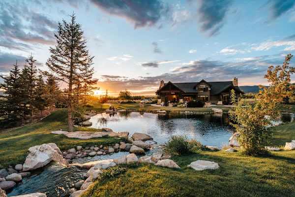Abode at Journey's End, hot tub, fire pit, lake access, estate