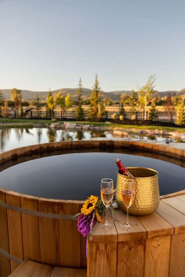 Abode at Journey's End, hot tub, fire pit, lake access, estate