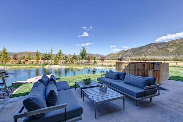 Abode at Journey's End, hot tub, fire pit, lake access, estate