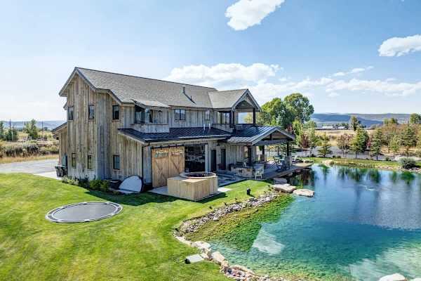 Abode at Journey's End, hot tub, fire pit, lake access, estate