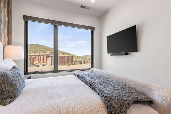 Abode at White Owl, ski-in, private hot tub, mountain retreat