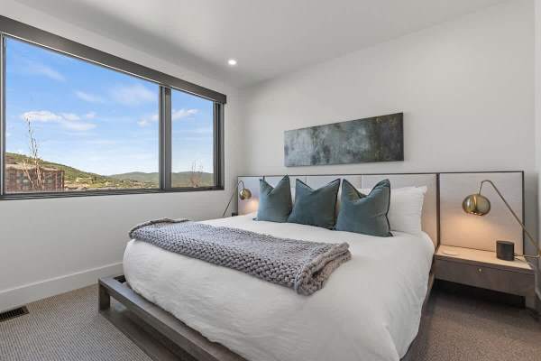 Abode at White Owl, ski-in, private hot tub, mountain retreat