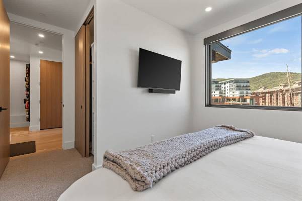 Abode at White Owl, ski-in, private hot tub, mountain retreat