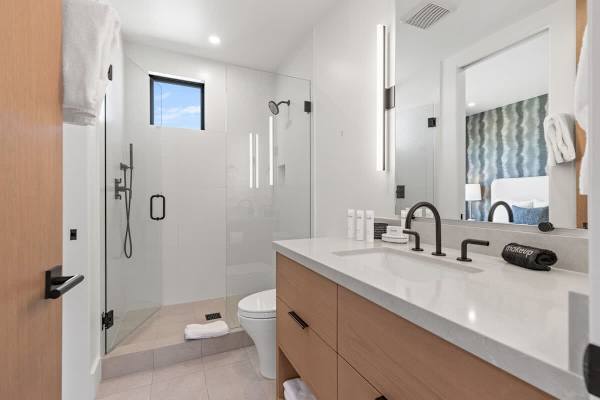 Abode at White Owl, ski-in, private hot tub, mountain retreat