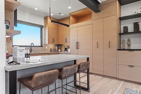 Abode at White Owl, ski-in, private hot tub, mountain retreat