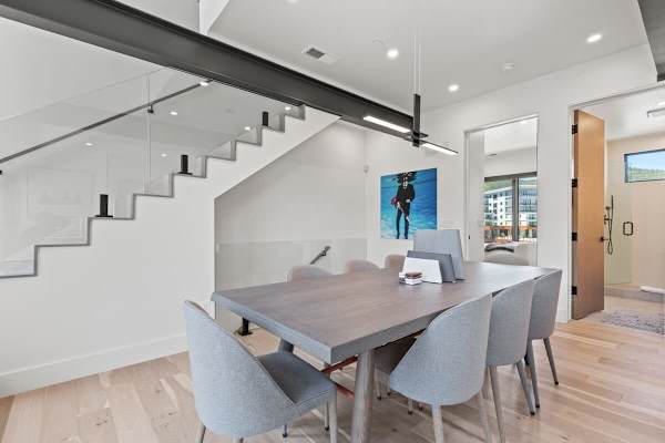 Abode at White Owl, ski-in, private hot tub, mountain retreat