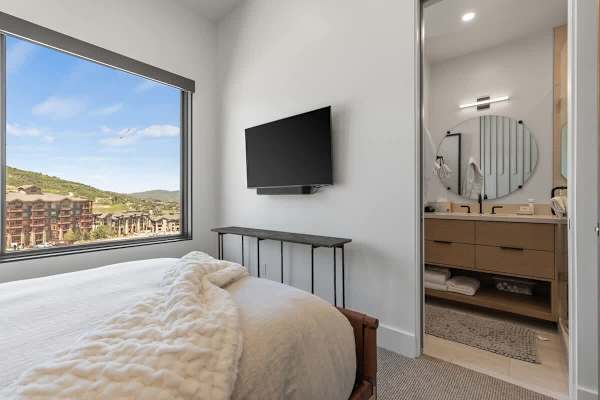 Abode at White Owl, ski-in, private hot tub, mountain retreat