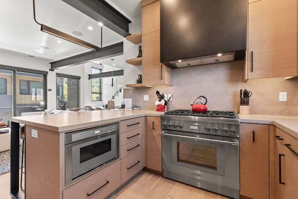 Abode at White Owl, ski-in, private hot tub, mountain retreat
