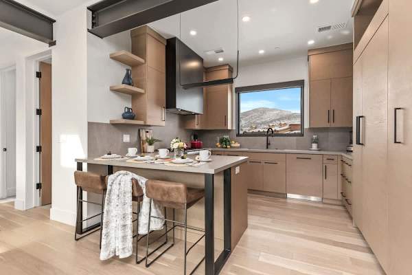 Abode at White Owl, ski-in, private hot tub, mountain retreat